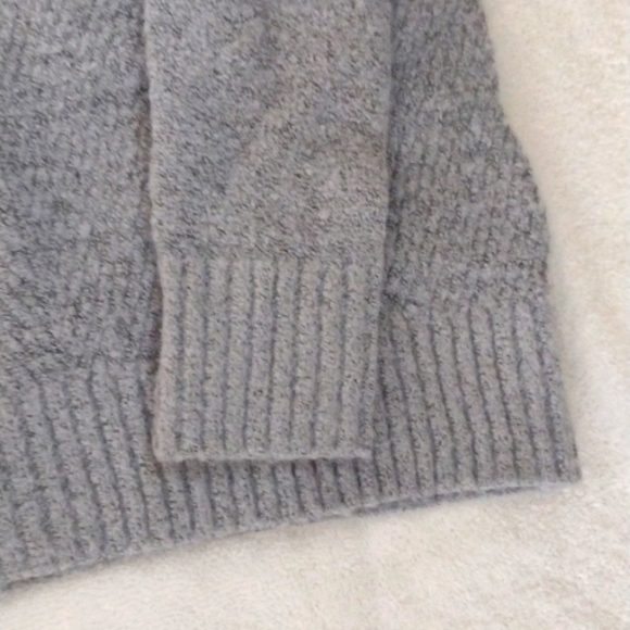 Le Chateau Sweater - Picture 6 of 11